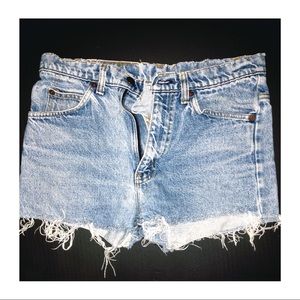 REAL VINTAGE CUT OFF HIGH WAISTED LEVI SHORTS!